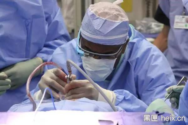 谷歌眼鏡運(yùn)用于手術(shù)|圖片來(lái)源：scienceroll